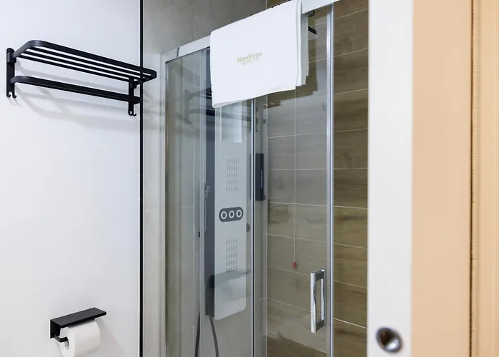 לינה וארוחת בוקר Miamihouse Essential