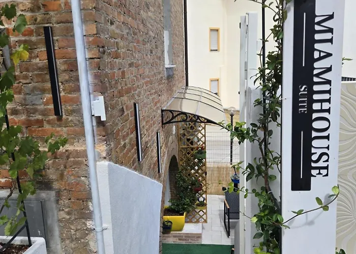 לינה וארוחת בוקר Miamihouse Essential 3*