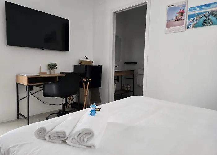 לינה וארוחת בוקר Miamihouse Essential ואסטו